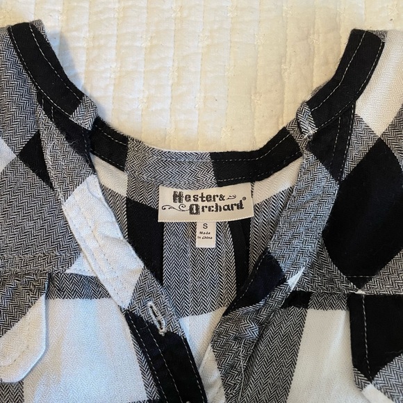 Hester & Orchard Black and White Flannel with Fringe. Size Small. - Picture 2 of 2